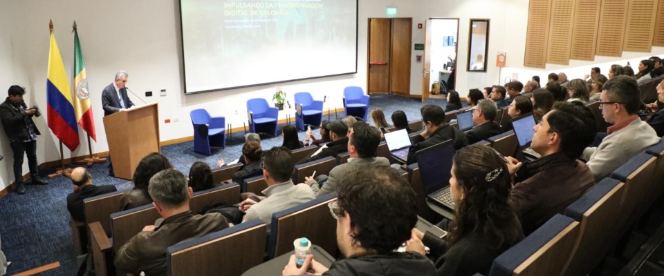Foto del ministro TIC (E) en la presentación del Conpes de Inteligencia Artificial