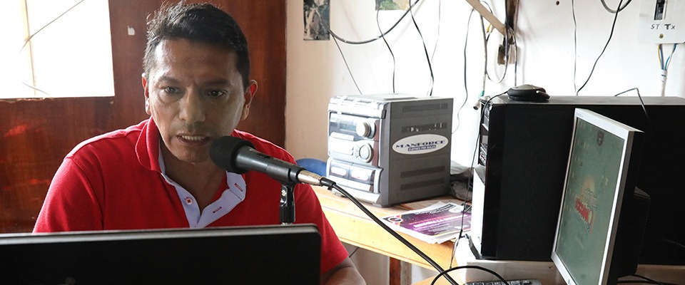Foto de locutor de emisora comunitaria