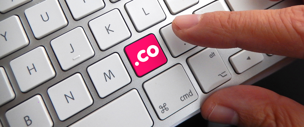 Foto de teclado con tecla de .CO