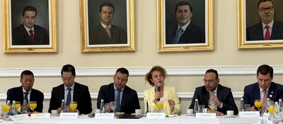 Foto de El ministro TIC, Julián Molina, y la ministra de Ciencias, Yesenia Olaya junto a senadores en la socializaron del borrador del proyecto de ley de Inteligencia Artificial Foto de El ministro TIC, Julián Molina, y la ministra de Ciencias, Yesenia Olaya junto a senadores en la socializaron del borrador del proyecto de ley de Inteligencia Artificial
