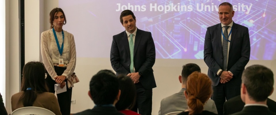 Foto de representantes de la Escuela de Estudios Internacionales Avanzados de la Universidad Johns Hopkins