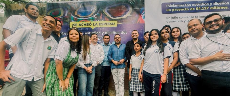 Foto del ministro TIC junto a estudiantes del Centro PotencIA de Riohacha Foto del ministro TIC junto a estudiantes del Centro PotencIA de Riohacha