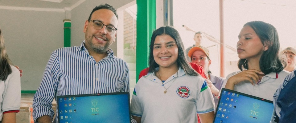Foto del ministro TIC junto a estudiantes de Bucaramanga Foto del ministro TIC junto a estudiantes de Bucaramanga