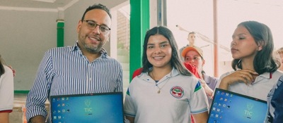 Foto del ministro TIC junto a estudiantes de Bucaramanga Foto del ministro TIC junto a estudiantes de Bucaramanga