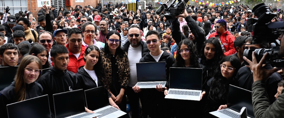 Foto del ministro TIC en la entrega de computadores para estudiantes de Ciudad Bolívar Foto del ministro TIC en la entrega de computadores para estudiantes de Ciudad Bolívar