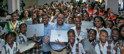 Foto del ministro TIC junto a niños del departamento de Choco Foto del ministro TIC junto a niños del departamento de Choco