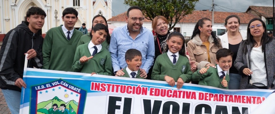 Foto del ministro TIC junto a niños beneficarios de los proyectos del Ministerio TIC Foto del ministro TIC junto a niños beneficarios de los proyectos del Ministerio TIC