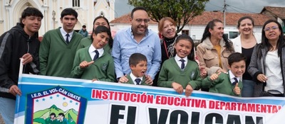 Foto del ministro TIC junto a niños beneficarios de los proyectos del Ministerio TIC Foto del ministro TIC junto a niños beneficarios de los proyectos del Ministerio TIC