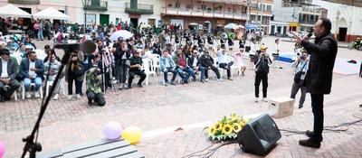Foto del ministro TIC junto a ciudadanos de Ubate