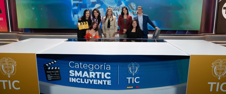 Foto de la ministra (e) en la simulación de un día de rodaje de un producto audiovisual Foto de la ministra (e) en la simulación de un día de rodaje de un producto audiovisual