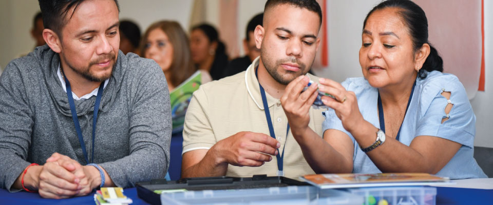 Imagen de 3 ciudadanos adultos colombianos