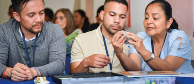 Imagen de 3 ciudadanos adultos colombianos Imagen de 3 ciudadanos adultos colombianos
