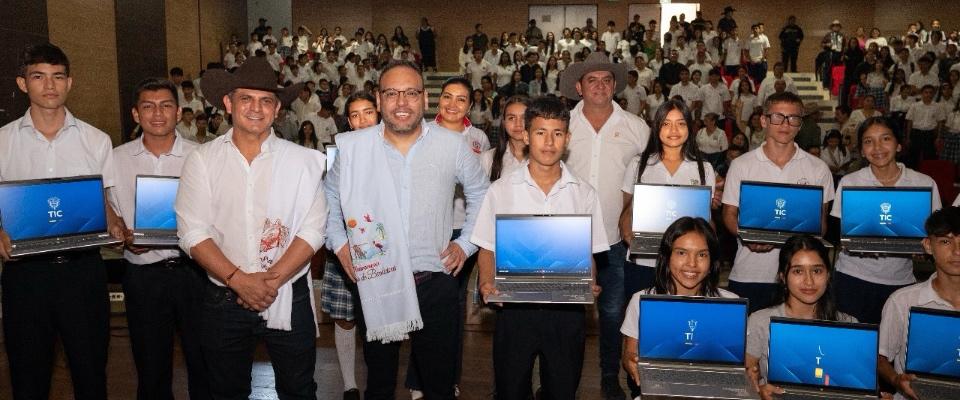 Foto del ministro TIC junto a estudiantes y ciudadanos de Tauramena Foto del ministro TIC junto a estudiantes y ciudadanos de Tauramena