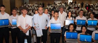 Foto del ministro TIC junto a estudiantes y ciudadanos de Tauramena Foto del ministro TIC junto a estudiantes y ciudadanos de Tauramena