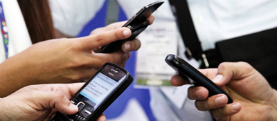 Foto de varias manos sosteniendo teléfonos móviles Foto de varias manos sosteniendo teléfonos móviles