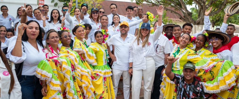 Foto de los beneficiarios y el Ministro TIC