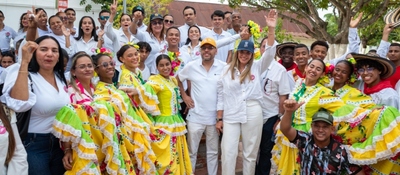 Foto de los beneficiarios y el Ministro TIC Foto de los beneficiarios y el Ministro TIC