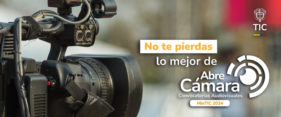 Foto de una cámara cinematográfica junto al texto 'Abre Cámara' Foto de una cámara cinematográfica junto al texto 'Abre Cámara'