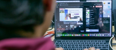 Foto de una persona observando un computador Foto de una persona observando un computador
