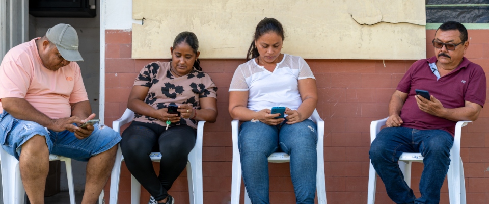 Foto de do mujeres observando un celular Foto de do mujeres observando un celular