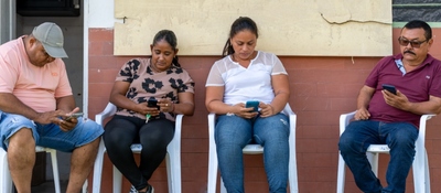 Foto de do mujeres observando un celular Foto de do mujeres observando un celular