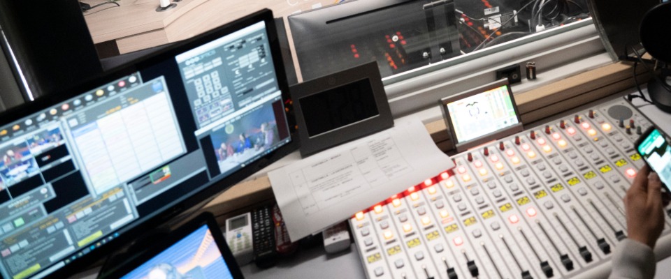 Foto de un computador y equipo de radio Foto de un computador y equipo de radio