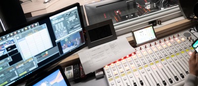 Foto de un computador y equipo de radio Foto de un computador y equipo de radio