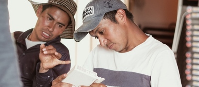 Foto de dos hombres mirando una caja Foto de dos hombres mirando una caja