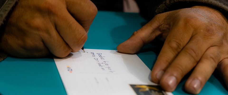 Fotos de unas mano firmando un papel