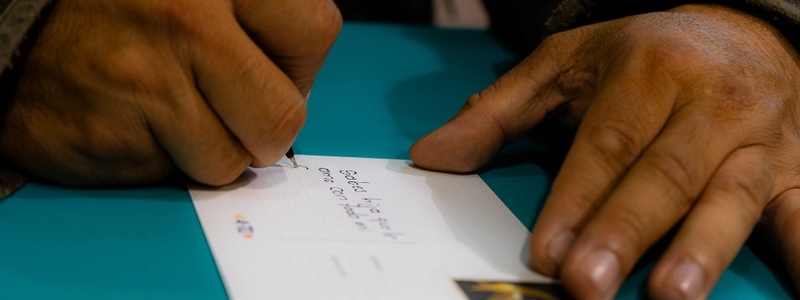 Fotos de unas mano firmando un papel