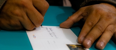 Fotos de unas mano firmando un papel Fotos de unas mano firmando un papel