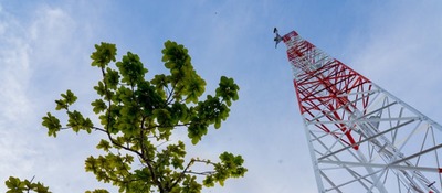Foto de una antena de comunicaciones Foto de una antena de comunicaciones