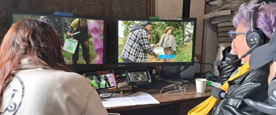 Foto de dos personas mirando unas pantallas