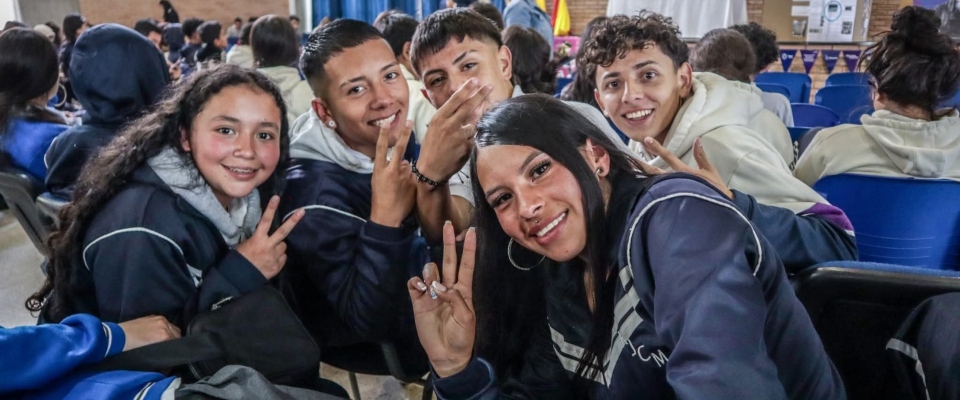 Foto de un grupo de jovenes Foto de un grupo de jovenes