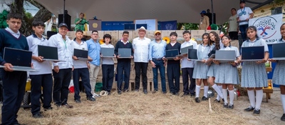 Foto del ministro TIC con beneficiarios de la región Foto del ministro TIC con beneficiarios de la región