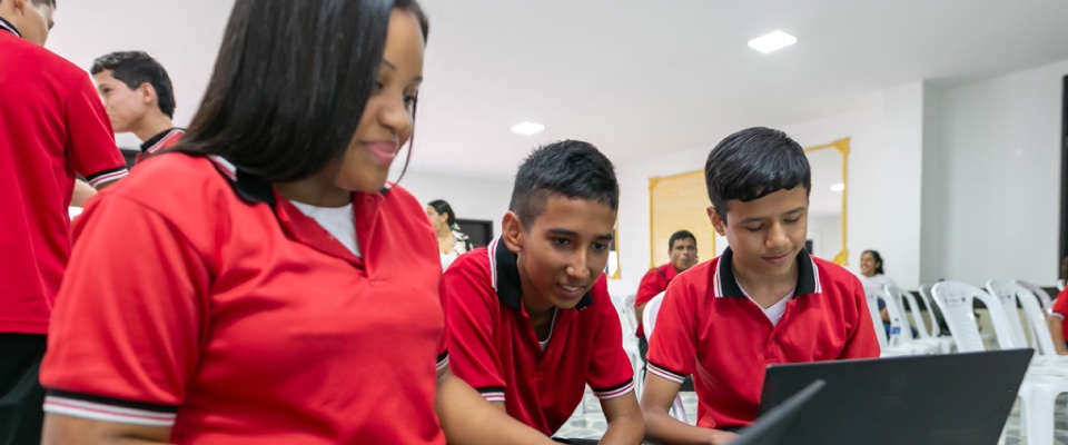 Foto de estudiantes mirando un computador