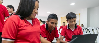 Foto de estudiantes mirando un computador