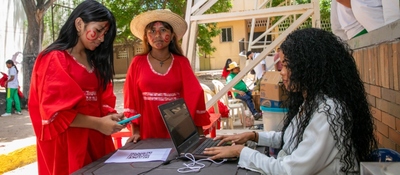Foto de alianza entre el Grupo de Energía de Bogotá y las alcaldías de Maicao y Riohacha