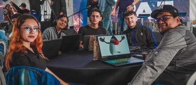 Imagen de jóvenes reunidos con computador