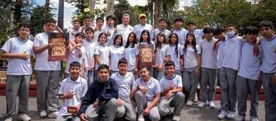 Foto del Ministro TIC junto a estudiantes del departamento del Cauca