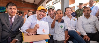 Foto del ministro TIC con beneficiarios de la región