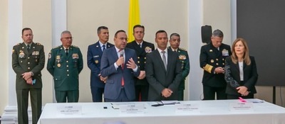 Foto del Ministro TIC junto al ministerio de transporte