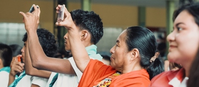 Foto de personas pertenecientes al pueblo indígena sosteniendo un celular