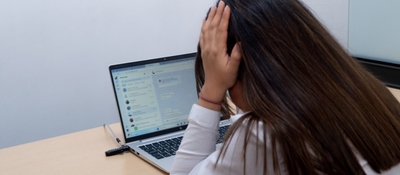 Foto de una mujer mirando la pantalla de un computador