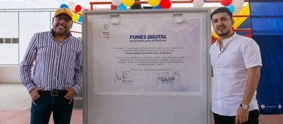 Foto del ministro TIC en convenio con Funes Digital