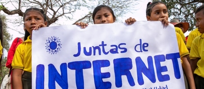 Imagen diseñada de estudiantes sosteniendo una cartelera 'Juntas de Internet'