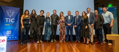 Foto de los actores y productores de la serie junto al ministro TIC