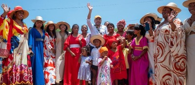 Foto del ministro TIC junto a ciudadanos de la Guajira