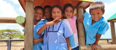 Fotos de niños de la comunidad indigena