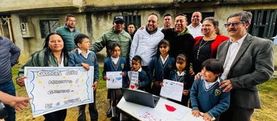 Foto del ministro TIC con docentes y estudiantes de Boyaca